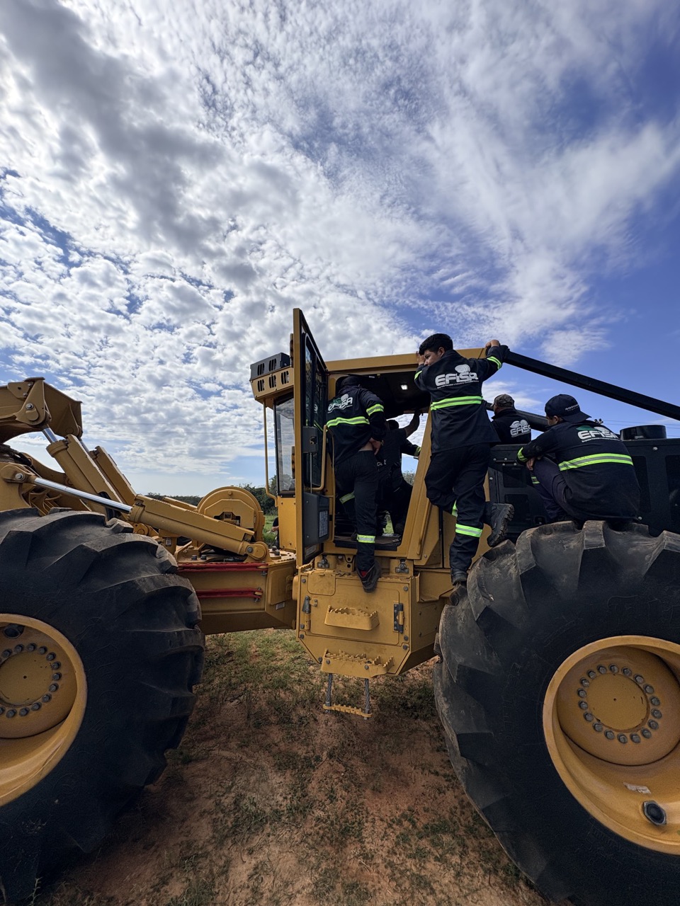 EFISA incorpora la primera Tigercat al mercado forestal paraguayo (17)